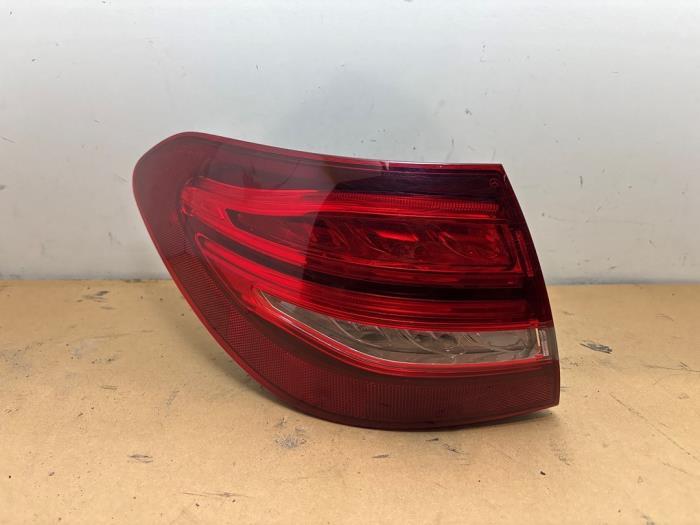 Rücklicht links von einem Mercedes C-Klasse (890)