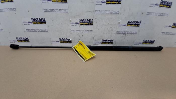 Gasdämpfer Motorhaube rechts von einem Mercedes GLC-Klasse