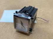 Uhr von einem Mercedes S-Klasse