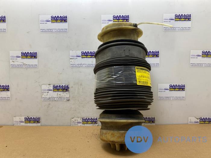 Schraubenfeder hinten von einem Mercedes E-Klasse