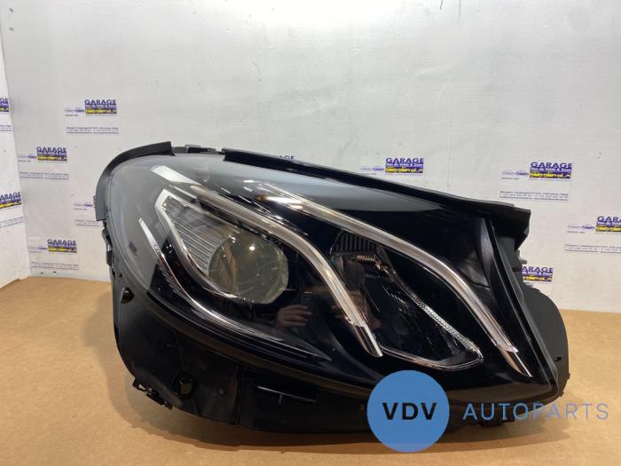 Scheinwerfer rechts von einem Mercedes E-Klasse