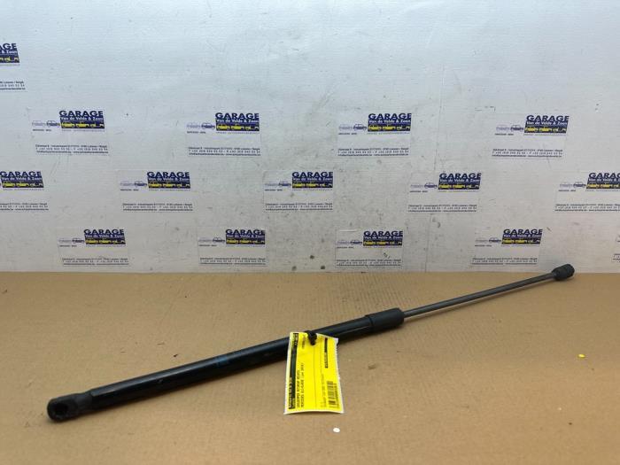 Gasdämpfer Motorhaube rechts von einem Mercedes GLC-Klasse