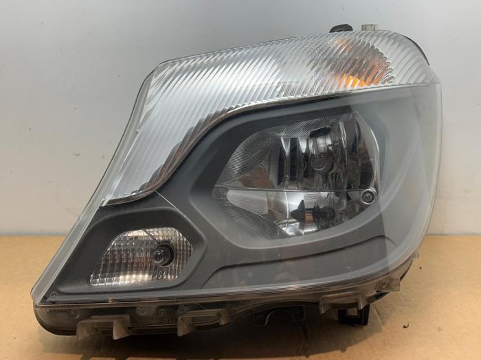 Scheinwerfer links von einem Mercedes Sprinter
