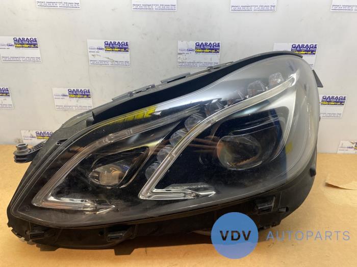 Scheinwerfer links von einem Mercedes E-Klasse