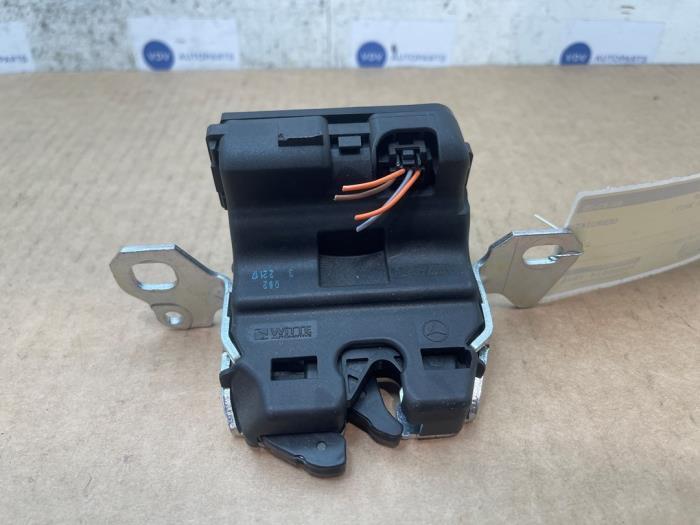 Schließmechanik Heckklappe von einem Mercedes C-Klasse (992)