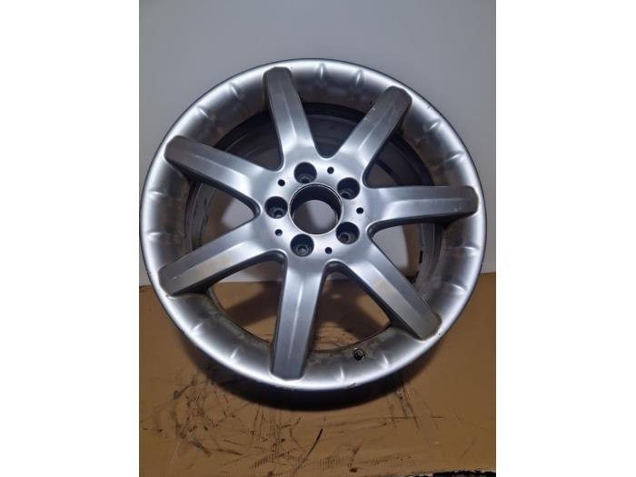 Felge von einem Mercedes C-Klasse