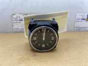 Uhr von einem Mercedes S-Klasse