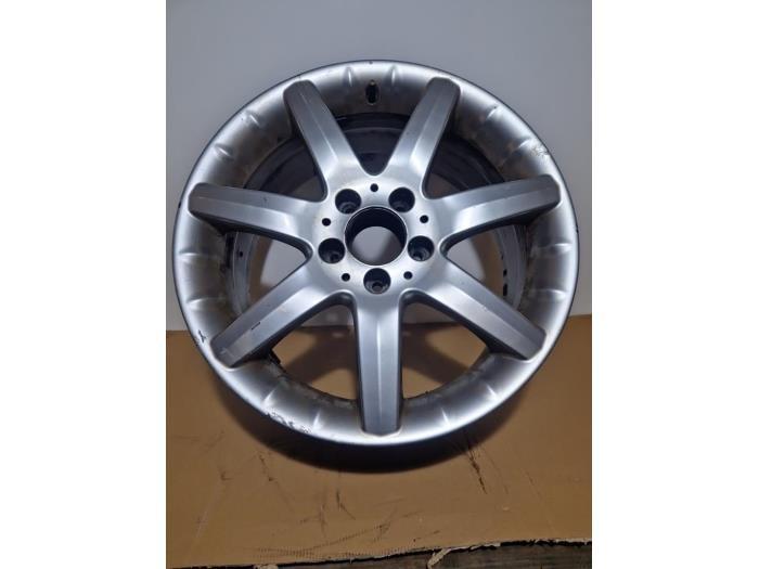 Felge von einem Mercedes C-Klasse