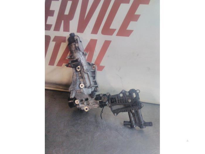 Ölfiltergehäuse von einem Mercedes C-Klasse