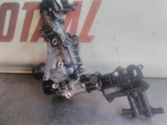 Ölfiltergehäuse von einem Mercedes C-Klasse