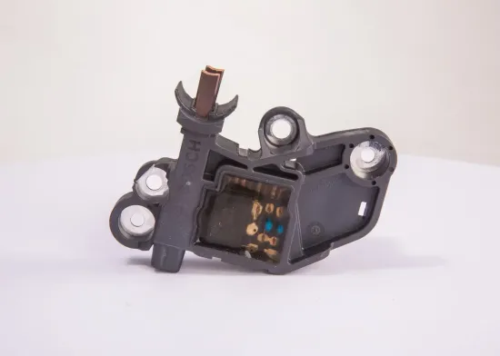 Generatorregler 14 V BOSCH 0 272 220 731 Bild Generatorregler 14 V BOSCH 0 272 220 731